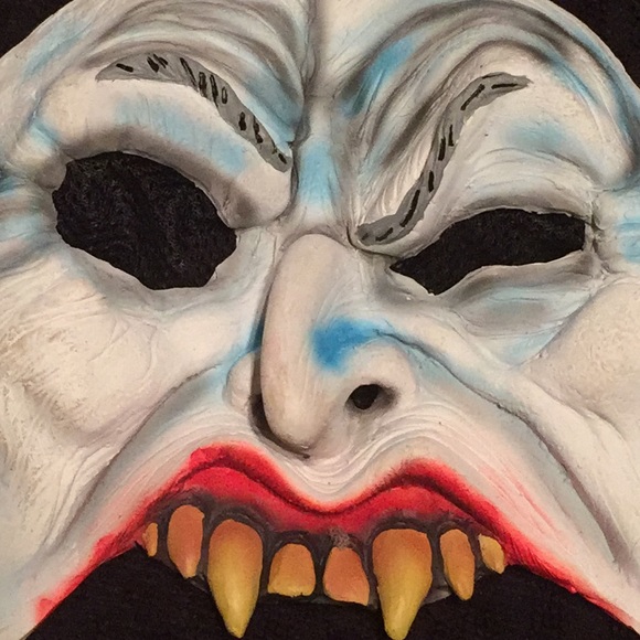 FREE 3-pc BOGO mask, flashlight & free clown nose - Picture 3 of 6